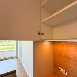 Mobilier din MDF termoformat cu blat din termorezistent și mânere tip profil GOLA