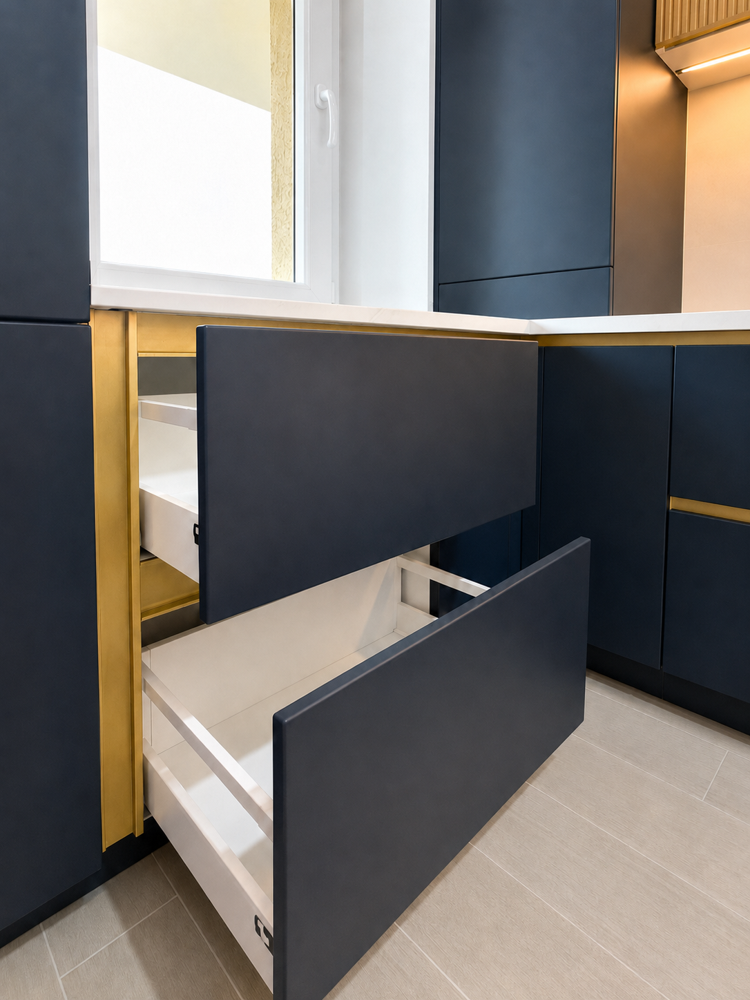 Mobilier de bucătărie NORVINIA, cu fronturi din MDF termoformat albastre și textură lemn, blat din cuarț compozit și mânere tip profil GOLA, finisaj auriu