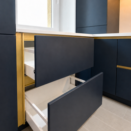 Mobilier de bucătărie NORVINIA, cu fronturi din MDF termoformat albastre și textură lemn, blat din cuarț compozit și mânere tip profil GOLA, finisaj auriu