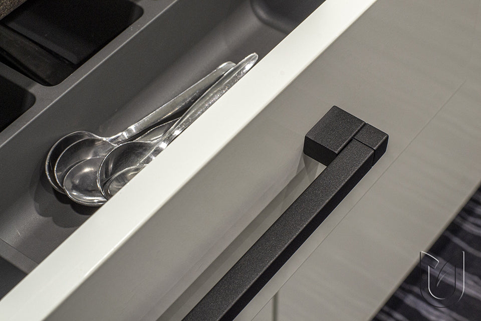 Mâner pentru mobilier Tulip Resina – negru mat, zamac, interax 128 mm