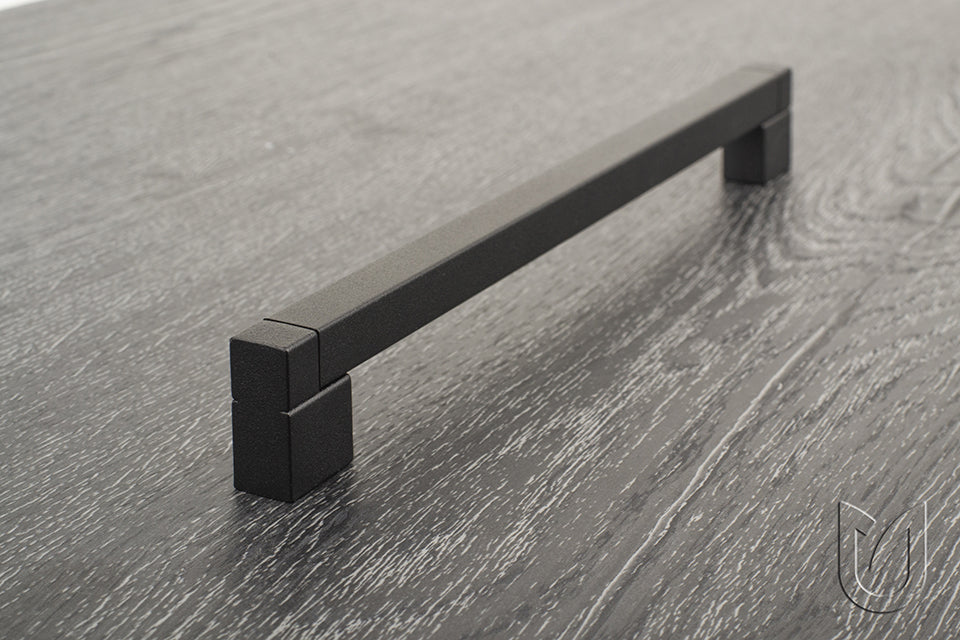 Mâner pentru mobilier Tulip Resina – negru mat, zamac, interax 128 mm