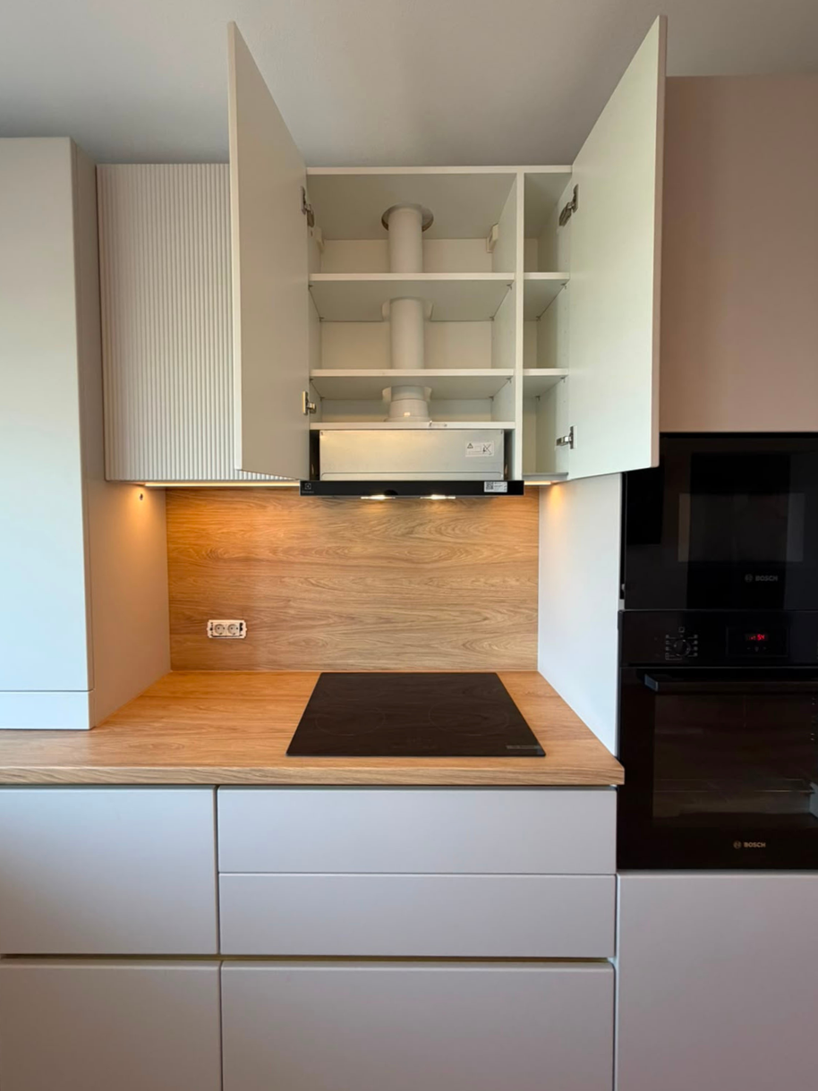 Mobilier din MDF termoformat cu blat din termorezistent și mânere tip profil GOLA