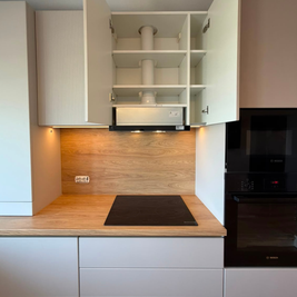 Mobilier din MDF termoformat cu blat din termorezistent și mânere tip profil GOLA