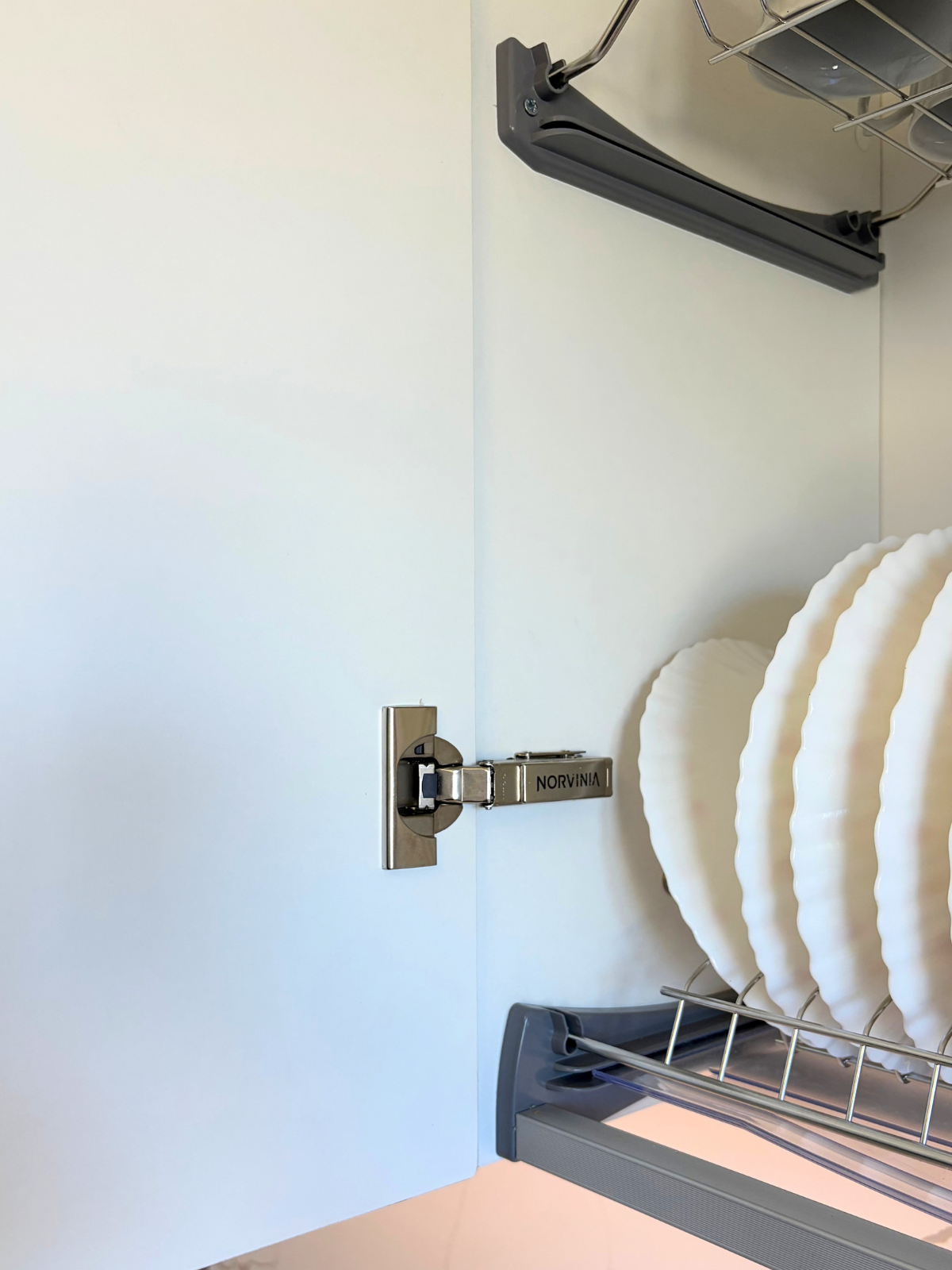 Mobilier din MDF termoformat cu blat, contrablat și picior peninsulă din cuarț compozit și mânere metalice aplicat