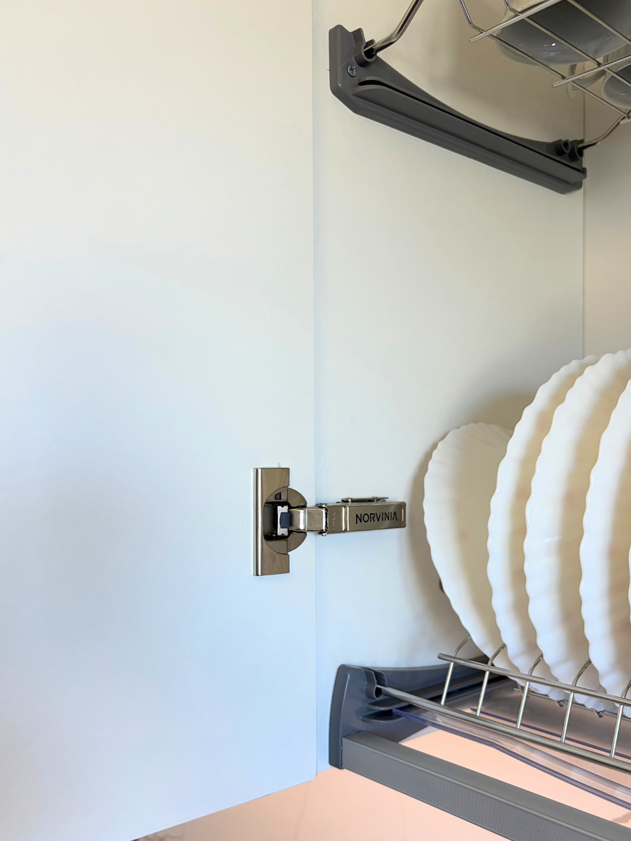 Mobilier din MDF termoformat cu blat, contrablat și picior peninsulă din cuarț compozit și mânere metalice aplicat