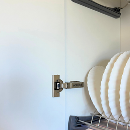 Mobilier din MDF termoformat cu blat, contrablat și picior peninsulă din cuarț compozit și mânere metalice aplicat
