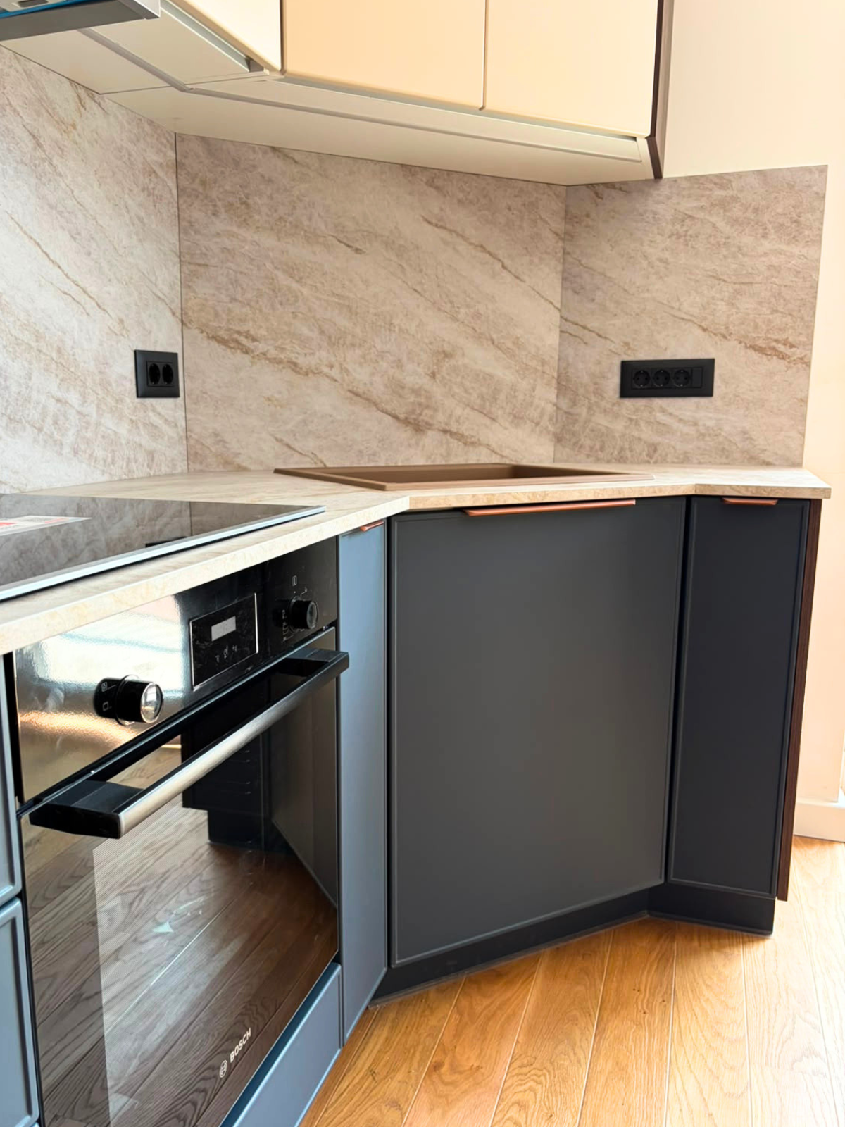 Mobilier din MDF termoformat cu blat termorezistent și mânere metalice aplicate/tip profil GOLA