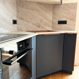 Mobilier din MDF termoformat cu blat termorezistent și mânere metalice aplicate/tip profil GOLA