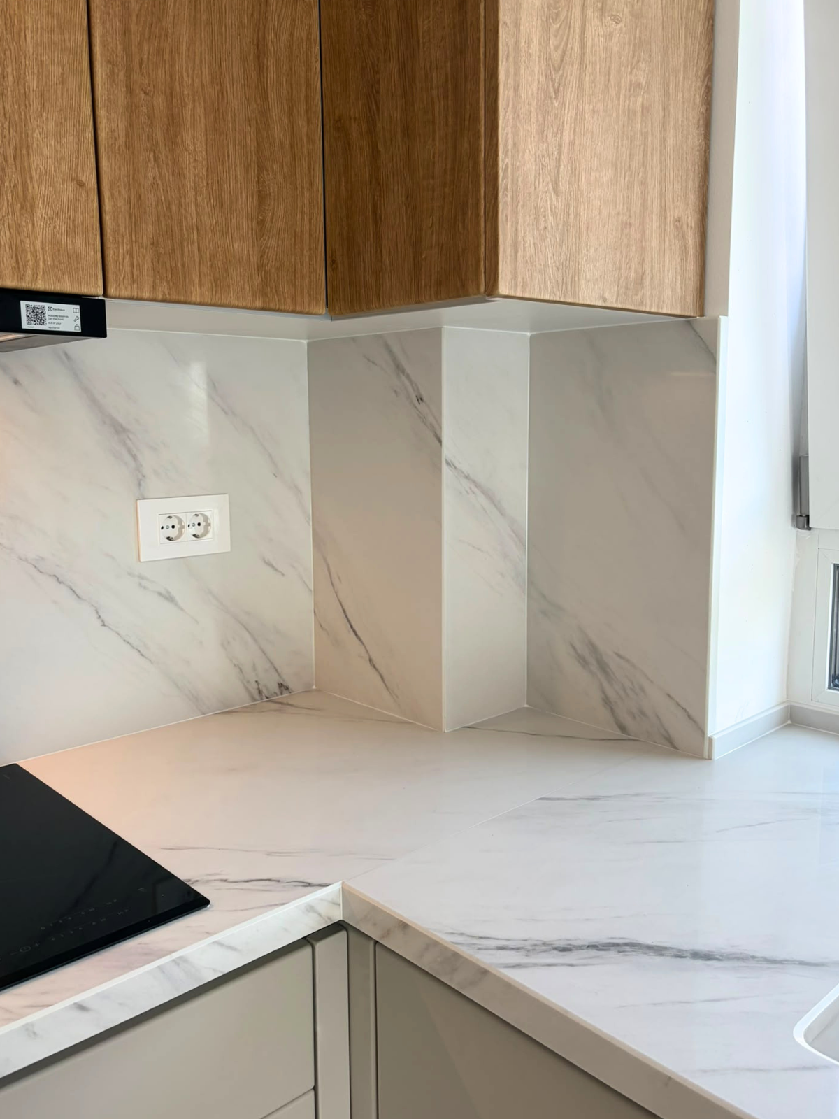 Mobilier din MDF termoformat cu blat din cuarț compozit și mânere GOLA