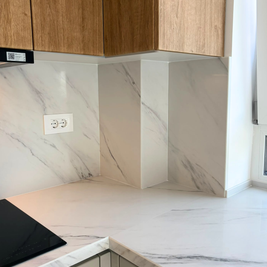 Mobilier din MDF termoformat cu blat din cuarț compozit și mânere GOLA