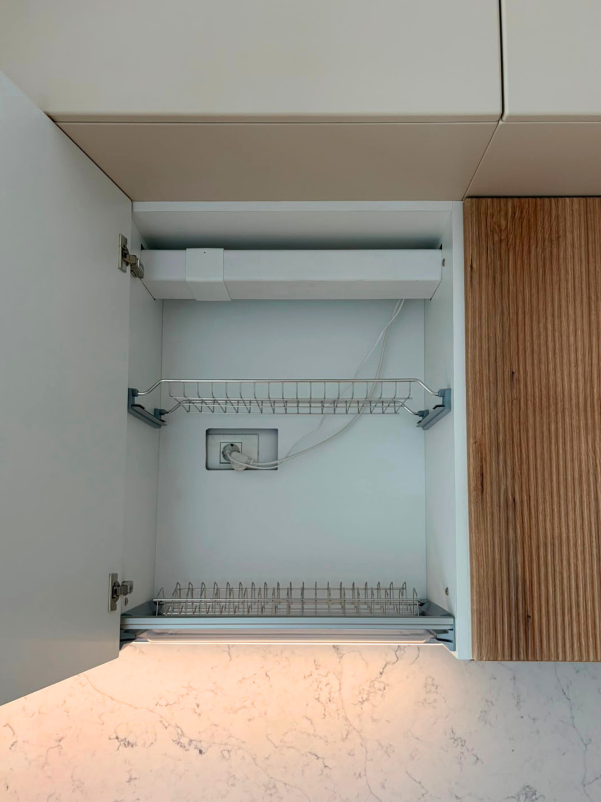 Mobilier de bucătărie cu fronturi din MDF termoformat, cu blat și contrablat din cuarț compozit și mânere tip profil GOLA