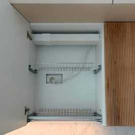 Mobilier de bucătărie cu fronturi din MDF termoformat, cu blat și contrablat din cuarț compozit și mânere tip profil GOLA