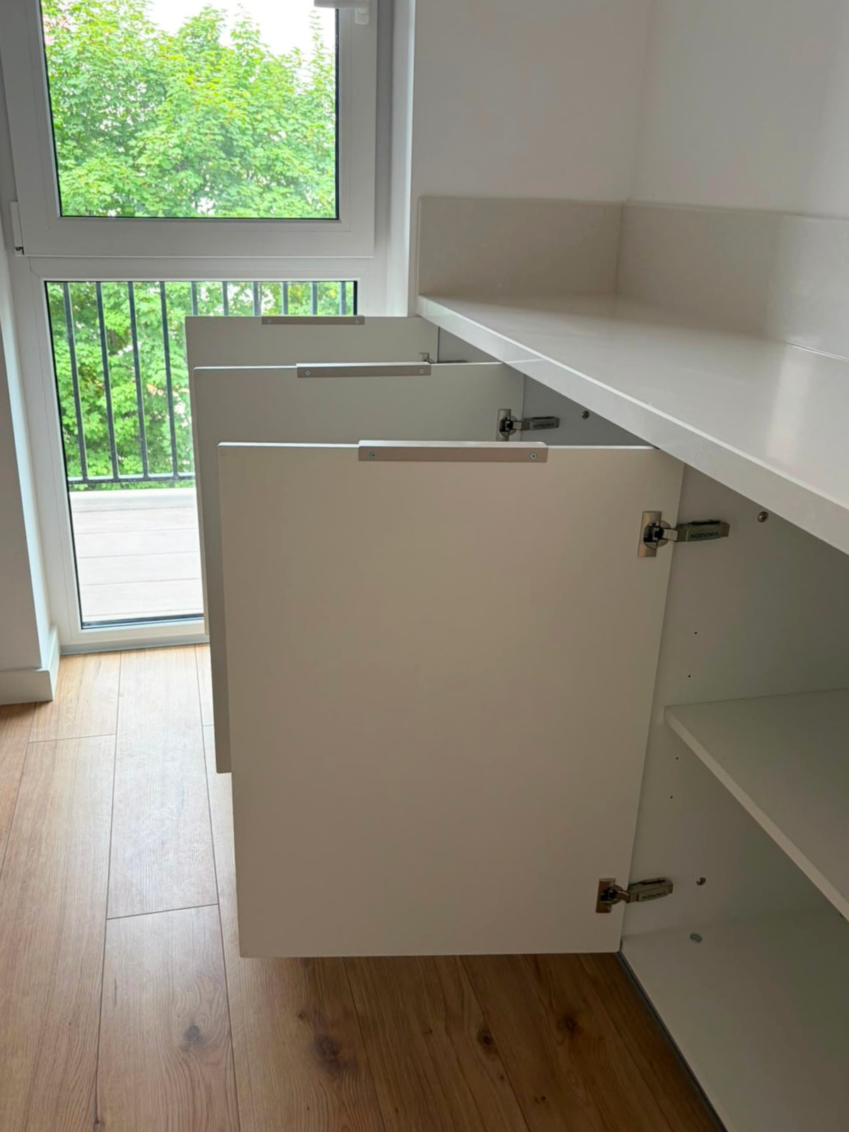 Mobilier de bucătărie din MDF termoformat, cu blat din cuarț și mânere aplicate
