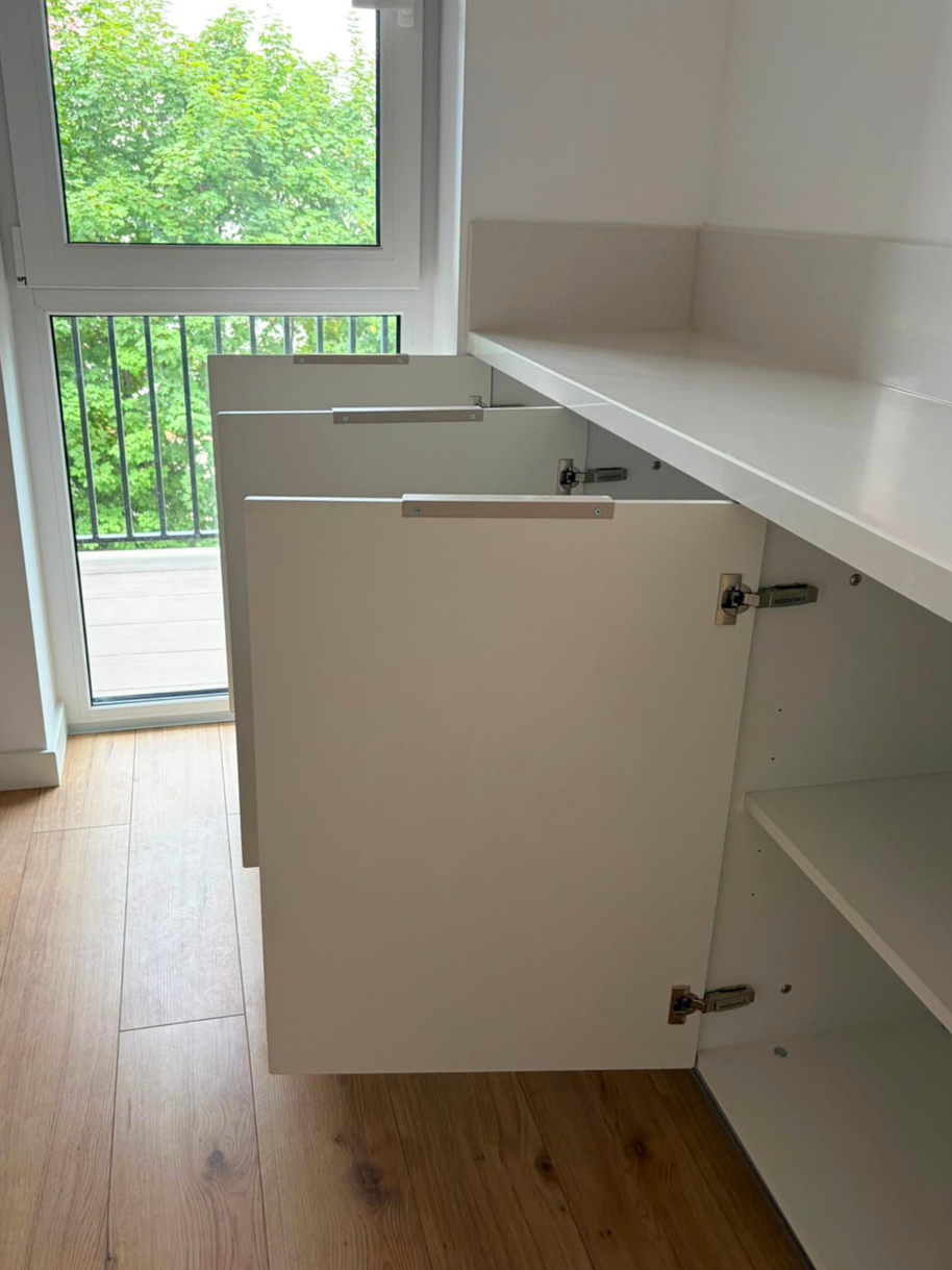 Mobilier de bucătărie din MDF termoformat, cu blat din cuarț și mânere aplicate