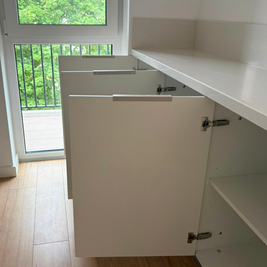 Mobilier de bucătărie din MDF termoformat, cu blat din cuarț și mânere aplicate
