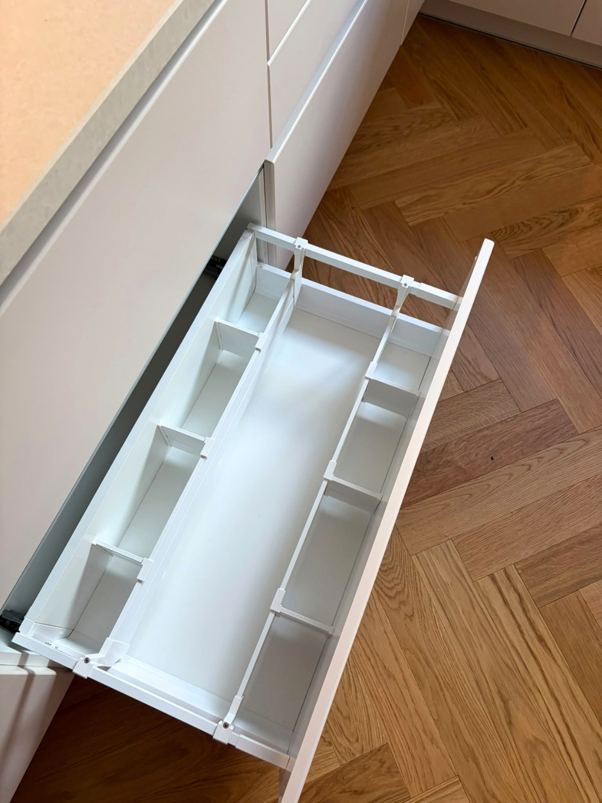 Mobilier din MDF termoformat cu blat din cuarț compozit, masă cu blat din cuarț și mânere GOLA