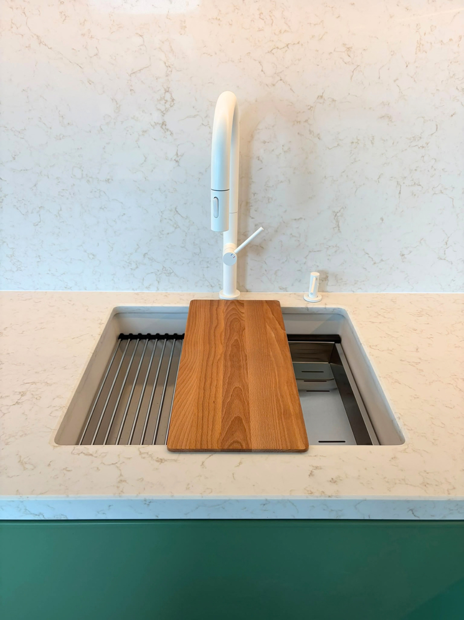 Mobilier din MDF termoformat cu blat din cuarț compozit, insulă cu blat din cuarț și mânere GOLA