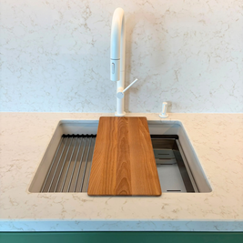 Mobilier din MDF termoformat cu blat din cuarț compozit, insulă cu blat din cuarț și mânere GOLA