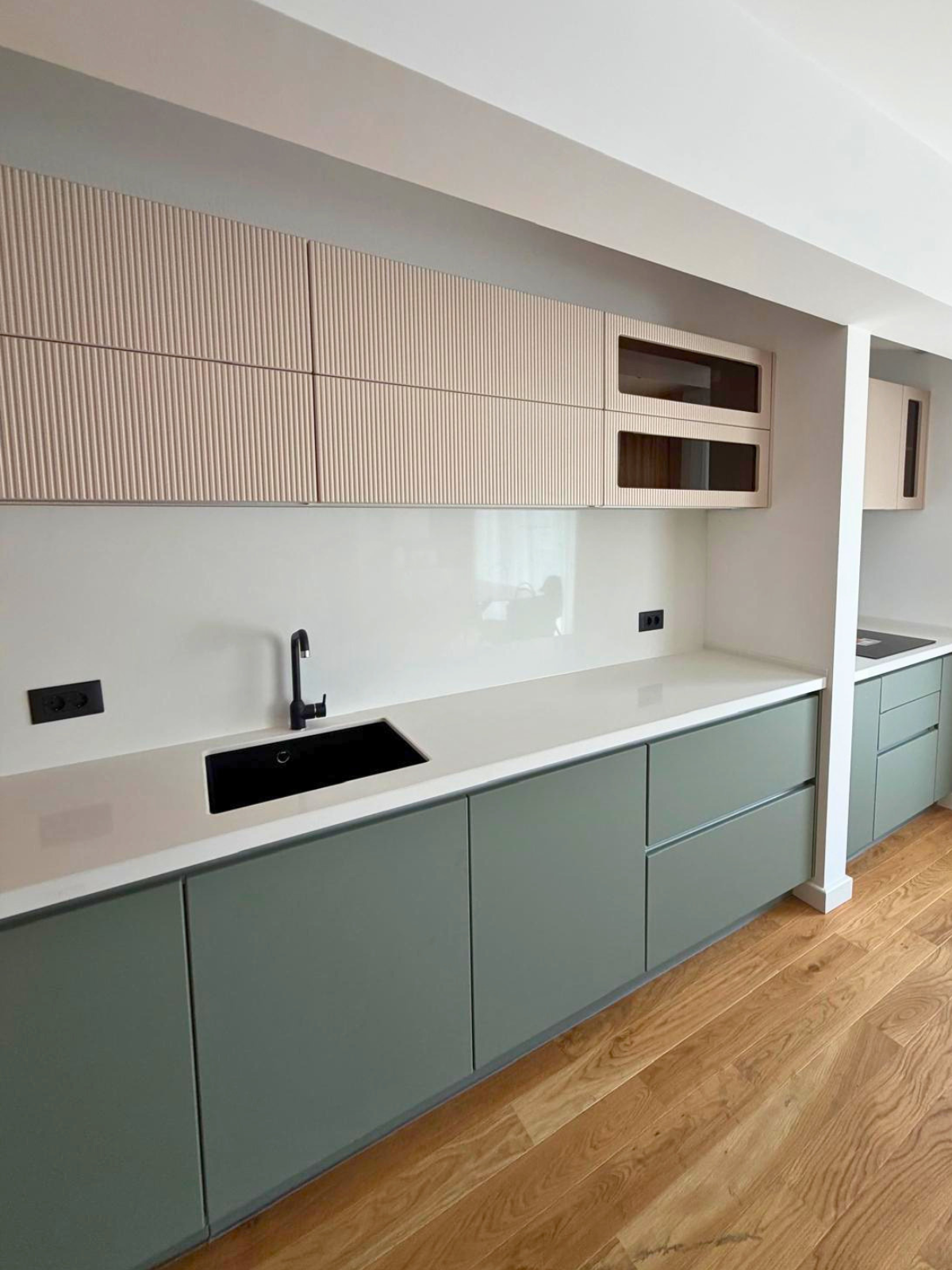 Mobilier de bucătărie NORVINIA, cu fronturi din MDF termoformat, blat și contrablat din cuarț compozit alb și mânere tip profil GOLA, finisaj aluminiu