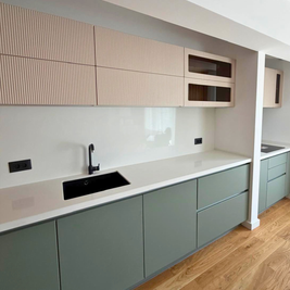 Mobilier de bucătărie NORVINIA, cu fronturi din MDF termoformat, blat și contrablat din cuarț compozit alb și mânere tip profil GOLA, finisaj aluminiu