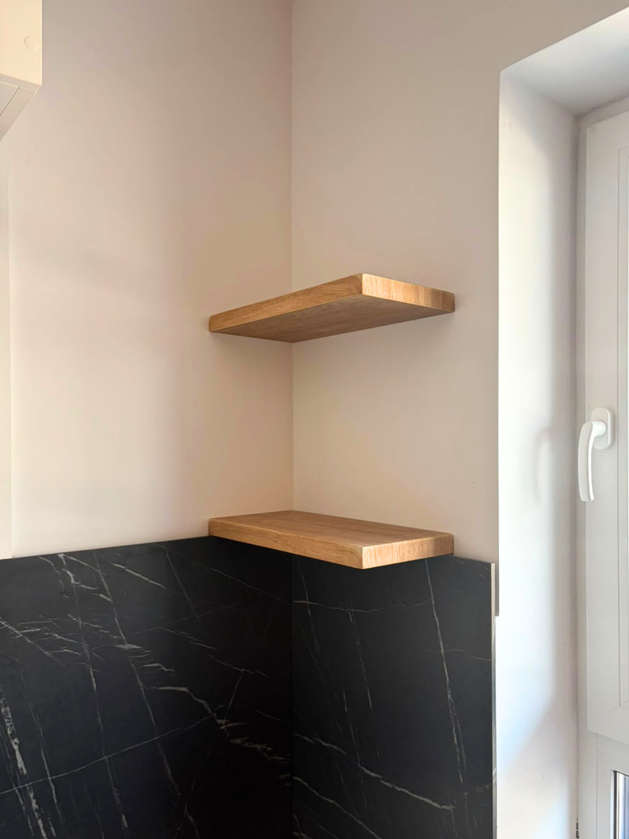 Mobilier din MDF termoformat cu blat termorezistent și mânere gola, finisaj negru mat