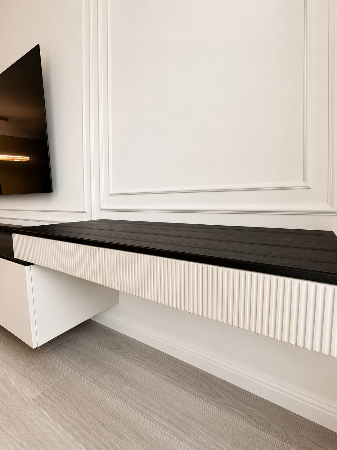 Mobilier pentru living din MDF termoformat cu vitrină și zonă de depozitare realizat la comandă de NORVINIA