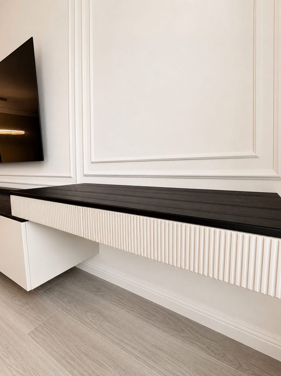 Mobilier pentru living din MDF termoformat cu vitrină și zonă de depozitare realizat la comandă de NORVINIA