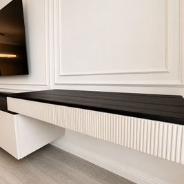 Mobilier pentru living din MDF termoformat cu vitrină și zonă de depozitare realizat la comandă de NORVINIA