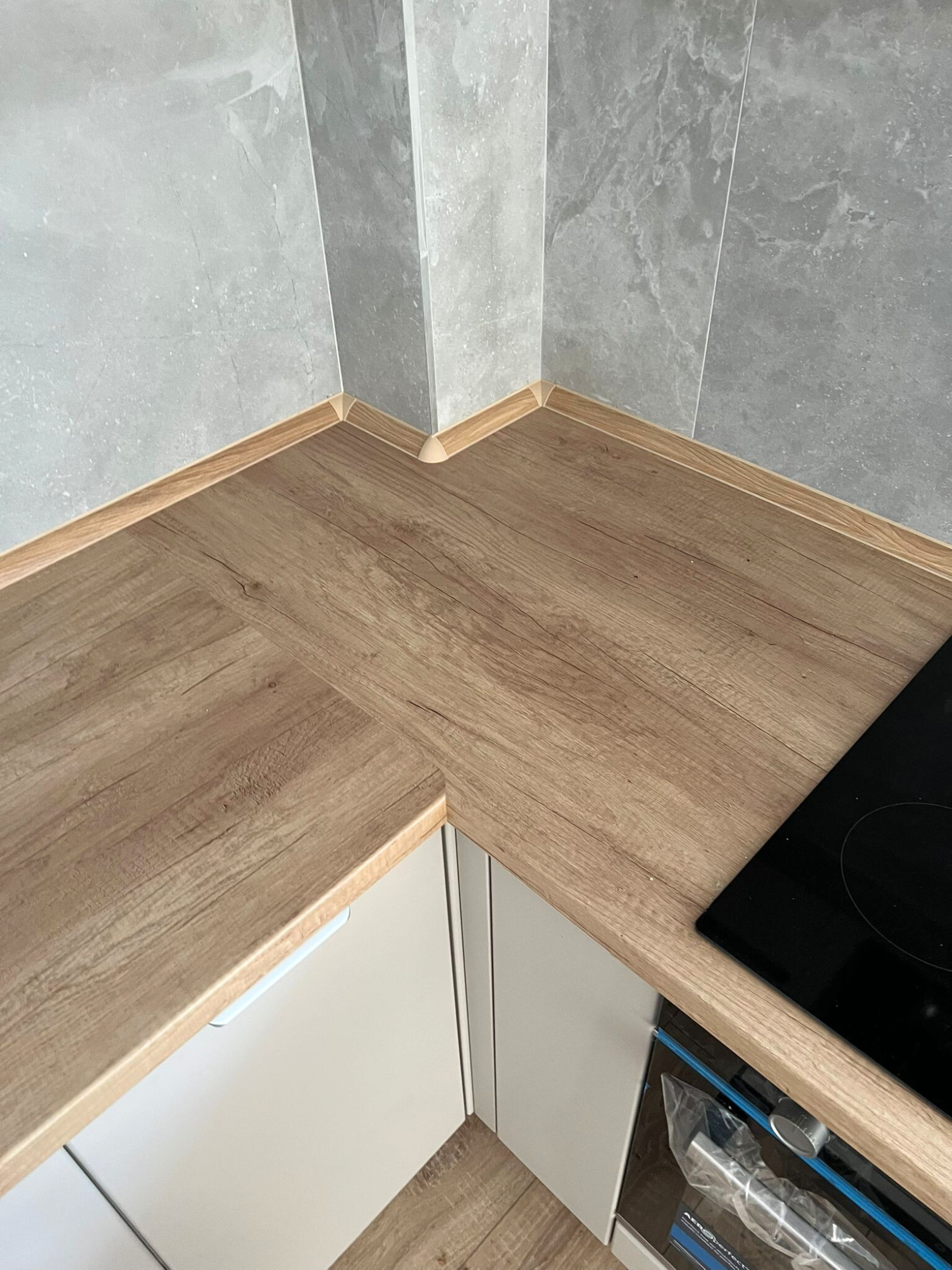 Mobilier la comandă pentru bucătărie NORVINIA, cu mânere metalice aplicate și blat termorezistent