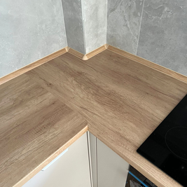 Mobilier la comandă pentru bucătărie NORVINIA, cu mânere metalice aplicate și blat termorezistent