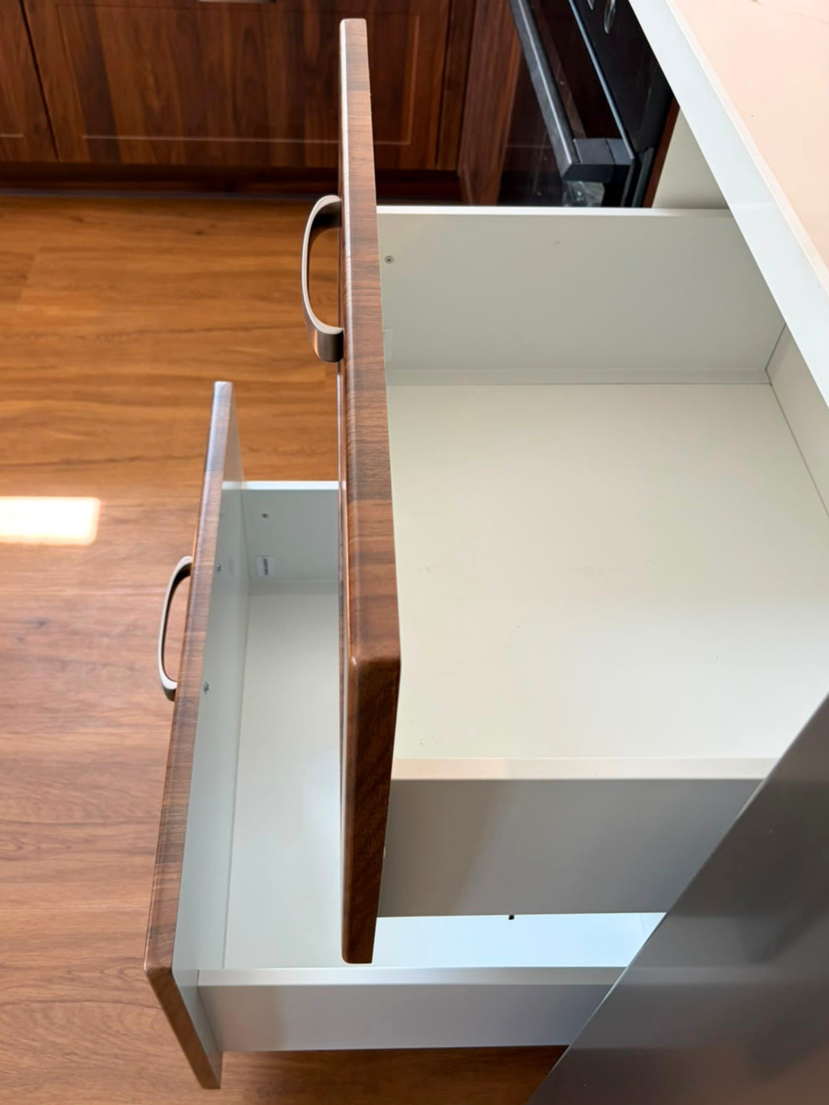 Mobilier din MDF termoformat cu blat din cuarț și mânere metalice aplicate