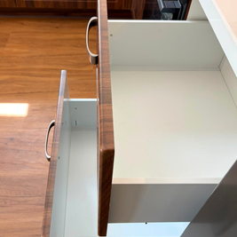 Mobilier din MDF termoformat cu blat din cuarț și mânere metalice aplicate
