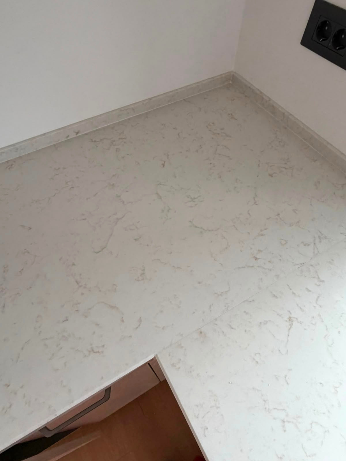 Mobilier din MDF termoformat cu blat din cuarț compozit și mânere metalice aplicate