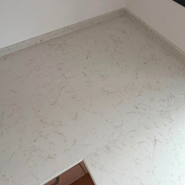 Mobilier din MDF termoformat cu blat din cuarț compozit și mânere metalice aplicate