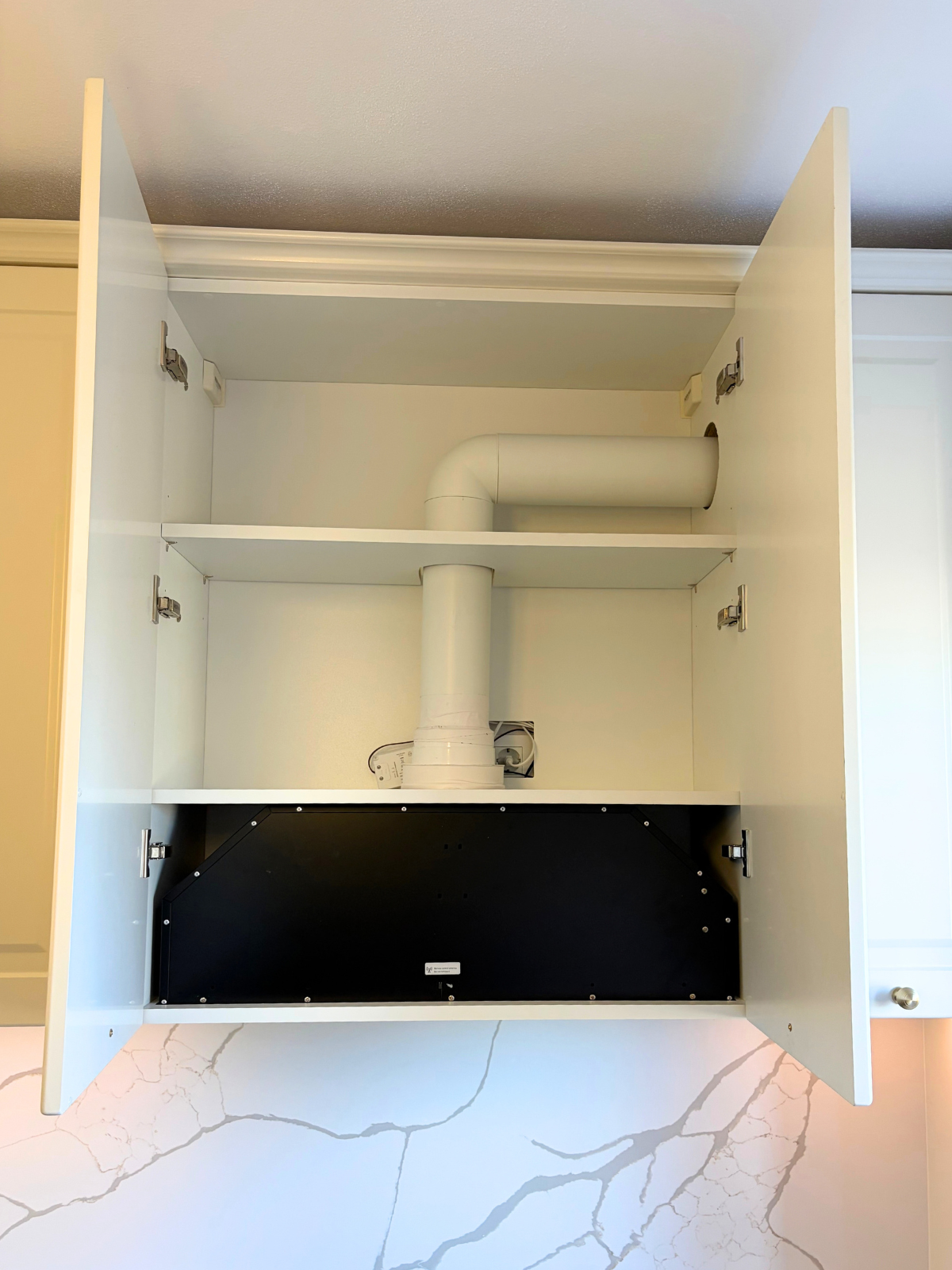 Mobilier din MDF termoformat cu blat, contrablat și picior peninsulă din cuarț compozit și mânere metalice aplicat