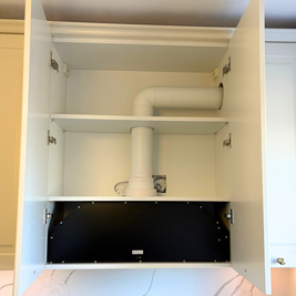 Mobilier din MDF termoformat cu blat, contrablat și picior peninsulă din cuarț compozit și mânere metalice aplicat