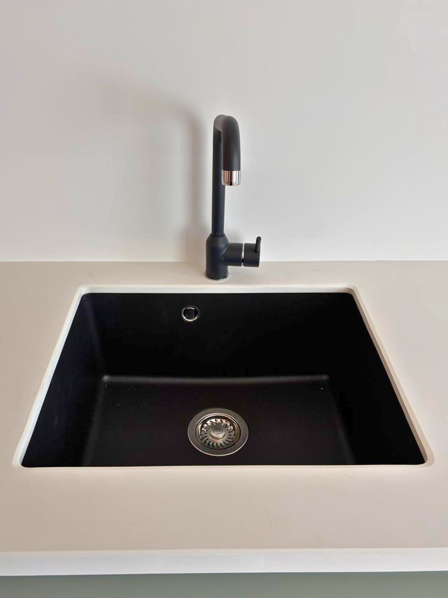 Mobilier de bucătărie NORVINIA, cu fronturi din MDF termoformat, blat și contrablat din cuarț compozit alb și mânere tip profil GOLA, finisaj aluminiu
