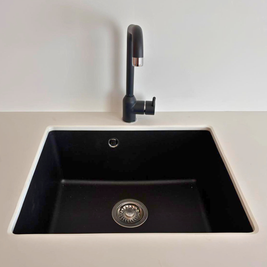 Mobilier de bucătărie NORVINIA, cu fronturi din MDF termoformat, blat și contrablat din cuarț compozit alb și mânere tip profil GOLA, finisaj aluminiu