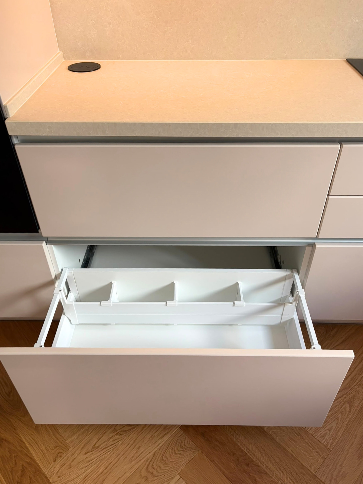 Mobilier din MDF termoformat cu blat din cuarț compozit, masă cu blat din cuarț și mânere GOLA