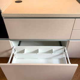 Mobilier din MDF termoformat cu blat din cuarț compozit, masă cu blat din cuarț și mânere GOLA