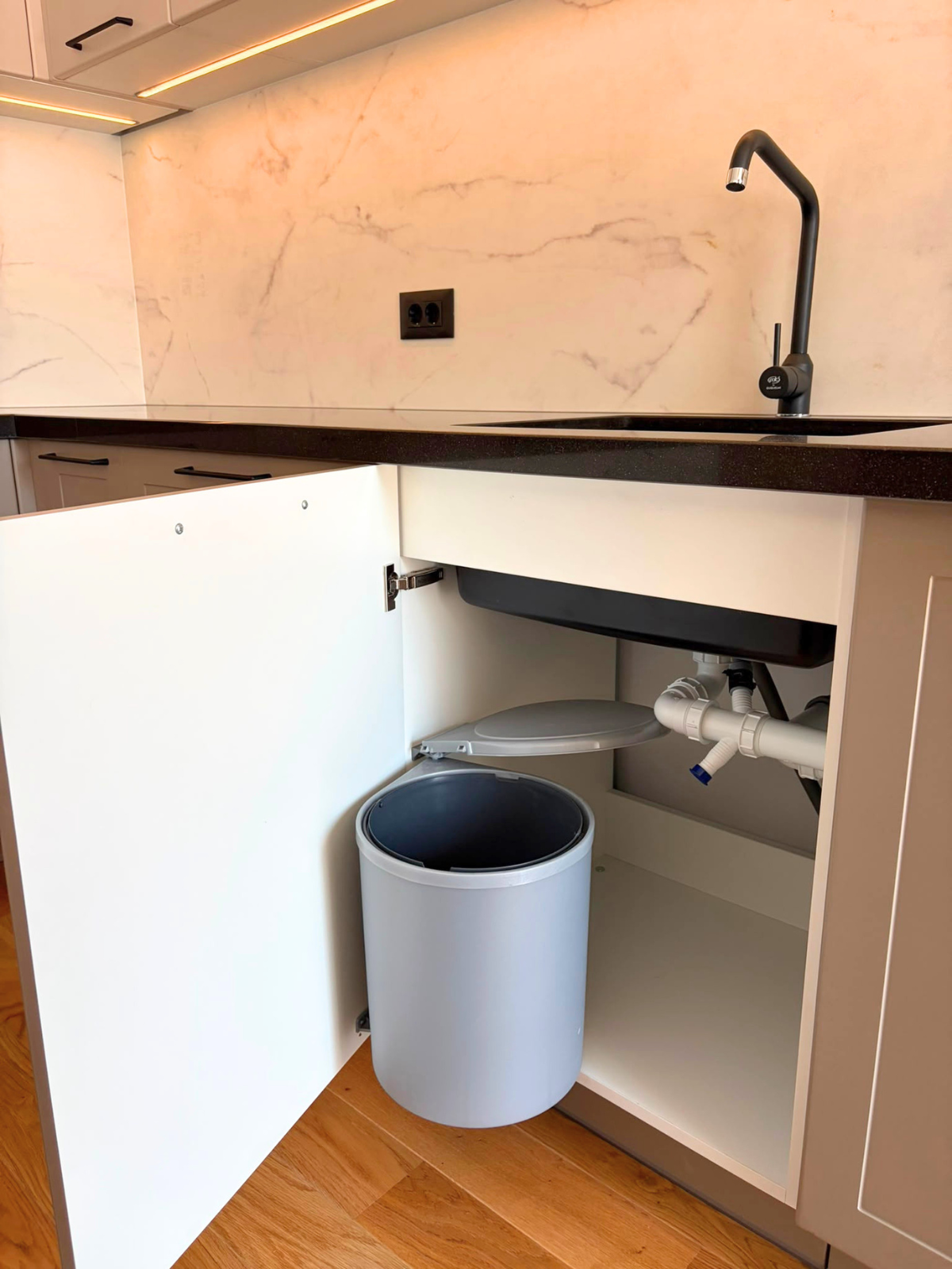 Mobilier din MDF termoformat cu blat din cuarț compozit și chiuvetă montată sub blat