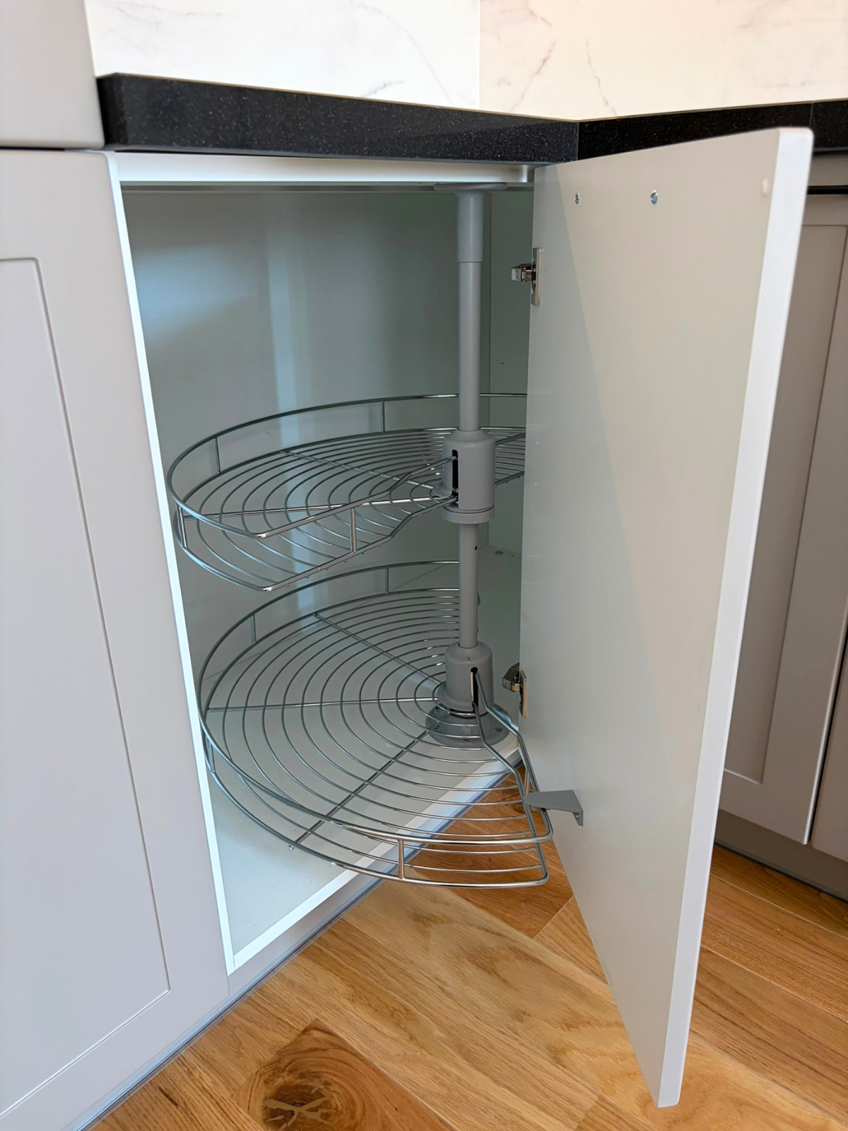 Mobilier din MDF termoformat cu blat din cuarț compozit și chiuvetă montată sub blat