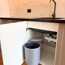 Mobilier din MDF termoformat cu blat din cuarț compozit și chiuvetă montată sub blat