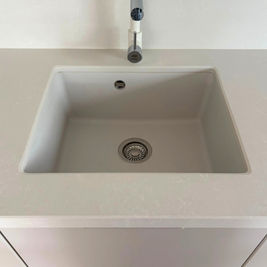 Mobilier de bucătărie din MDF termoformat, cu blat din cuarț și mânere aplicate