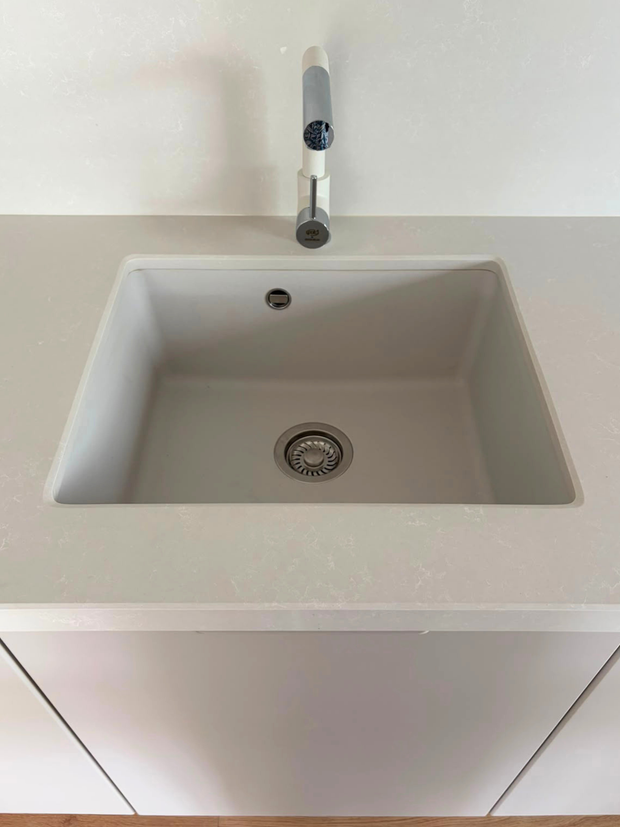 Mobilier de bucătărie din MDF termoformat, cu blat din cuarț și mânere aplicate