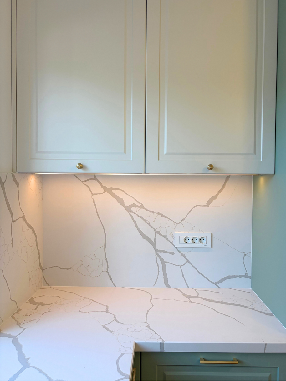 Mobilier din MDF termoformat cu blat, contrablat și picior peninsulă din cuarț compozit și mânere metalice aplicat