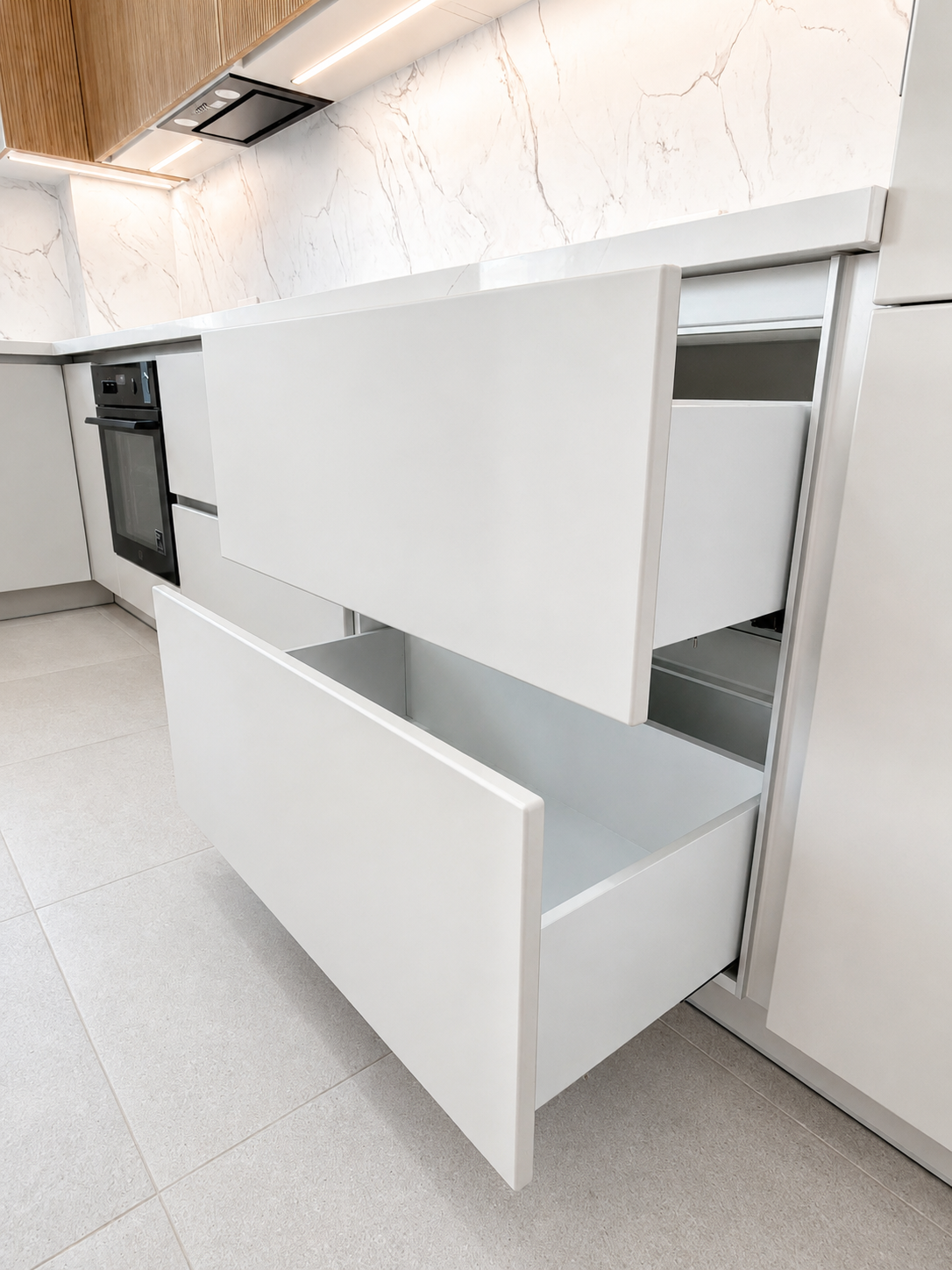Mobilier de bucătărie NORVINIA, cu fronturi din MDF termoformat uni și textură lemn, blat din cuarț compozit și mânere tip profil GOLA