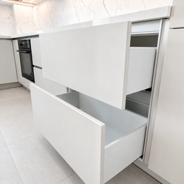 Mobilier de bucătărie NORVINIA, cu fronturi din MDF termoformat uni și textură lemn, blat din cuarț compozit și mânere tip profil GOLA