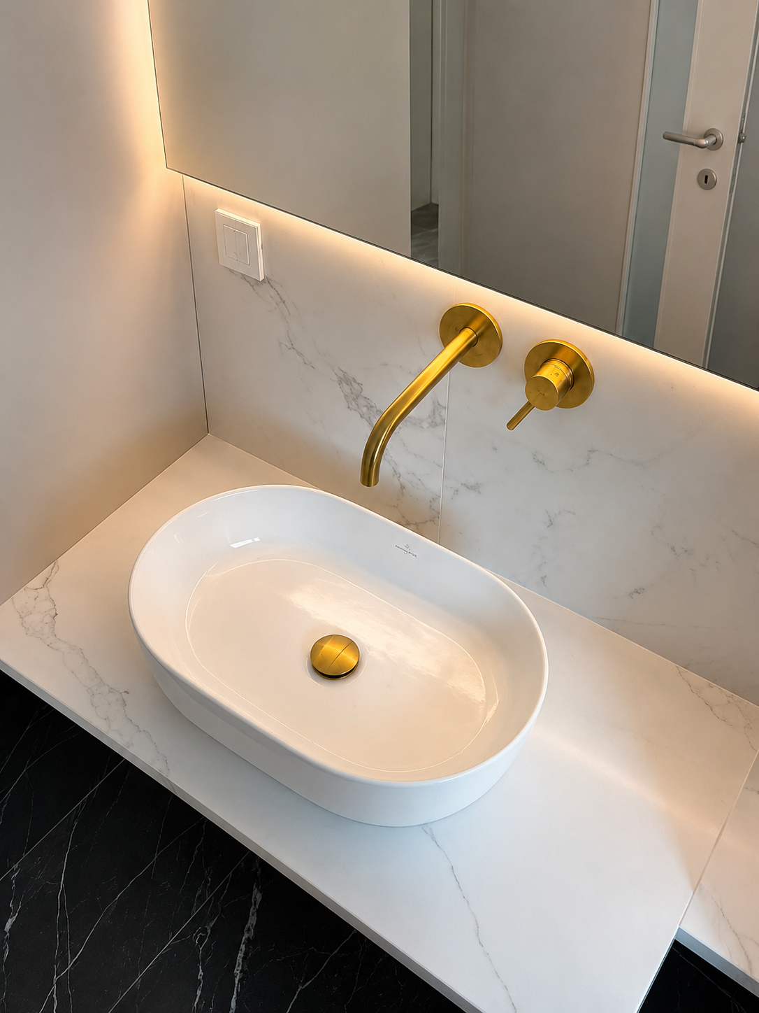 Mobilier pentru baie realizat la comandă de NORVINIA din MDF temoformat cu blat din cuarț compozit și oglindă