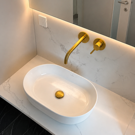 Mobilier pentru baie realizat la comandă de NORVINIA din MDF temoformat cu blat din cuarț compozit și oglindă